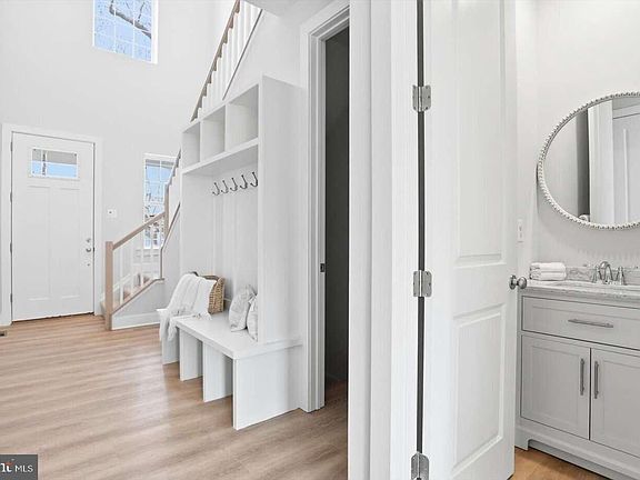 3rd image of 533 Forest View Rd