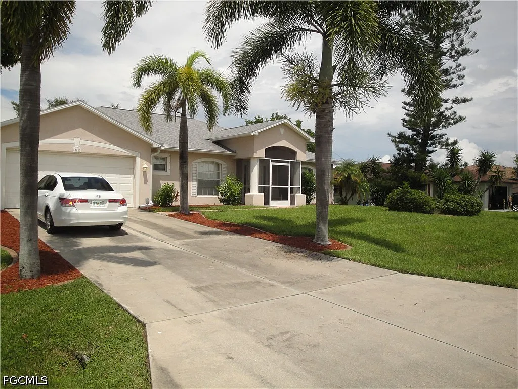 4 bed, 2.0 bath, 1993 sqft, $2,200 — Photo 2