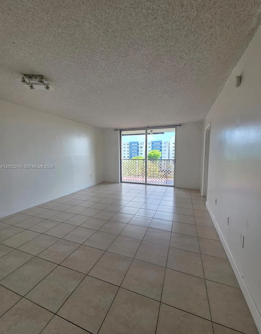 Half Moon Towers Condo — Photo 2