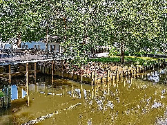 Boathouse w front property