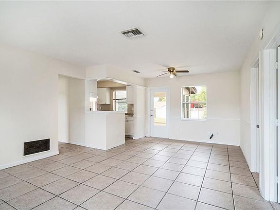 5th image of 1110 E Hancock Dr