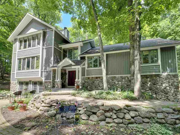 1034 Birchcrest Ct, Harbor Springs, MI 49740