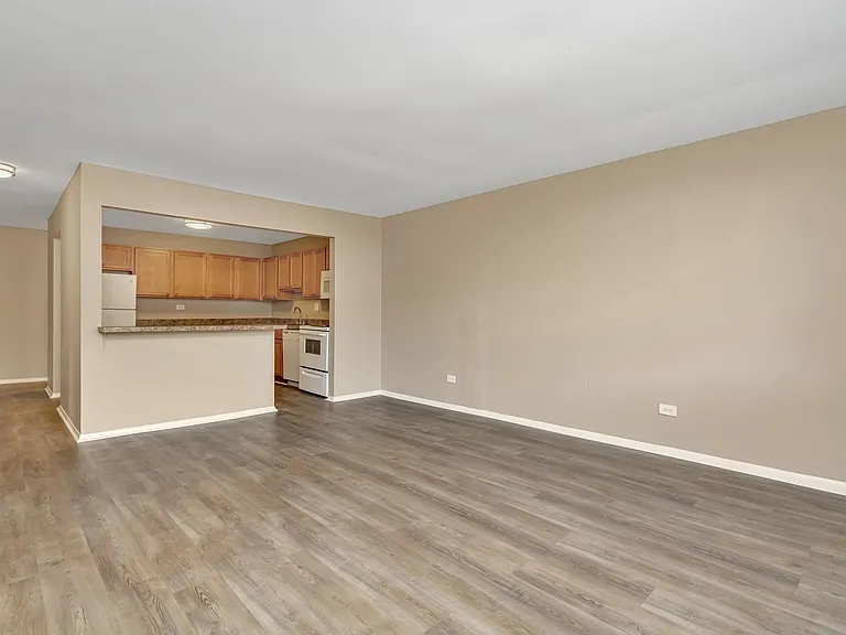 Lakeside Village Apartments — Photo 78