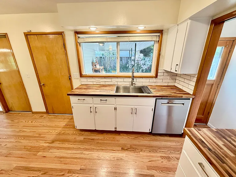 1712 SE 104th Ave — Photo 2