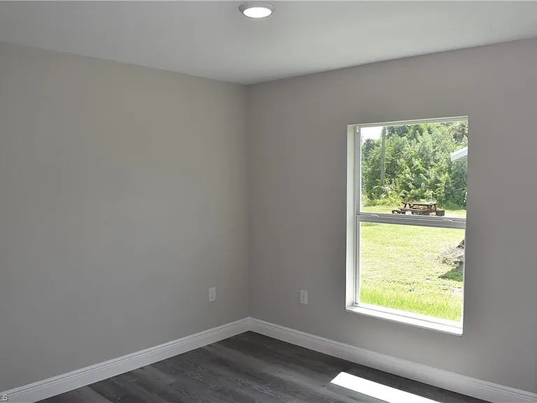 20217 Renwick Ave — Photo 20