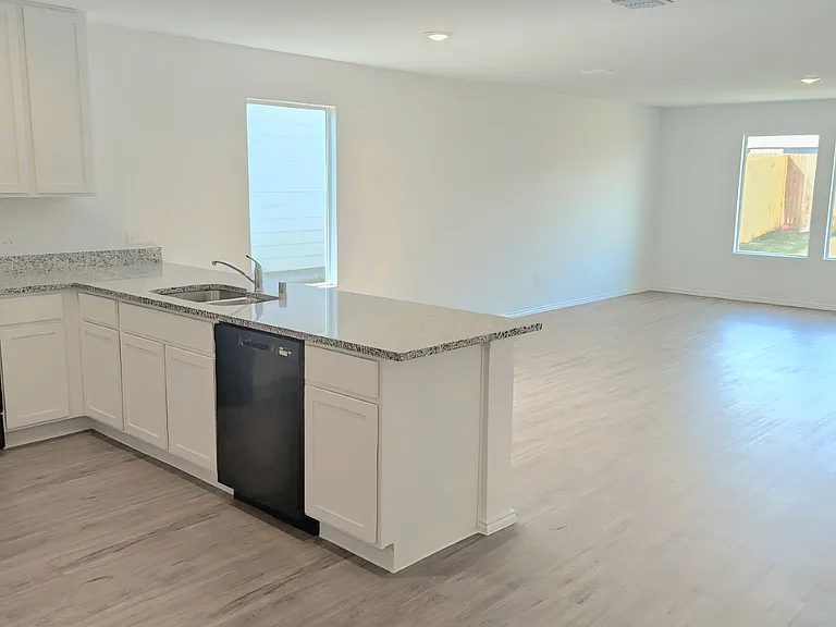 1013 Sourgum St — Photo 4