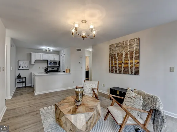 402 Granville Ct, Sandy Springs, GA 30328