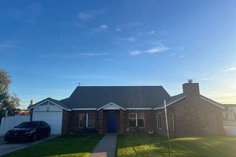 1st image of 1829 W Weldon Ave