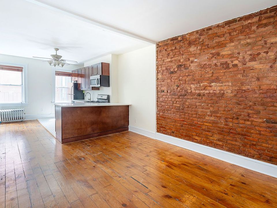 1st image of 299 Smith St #2