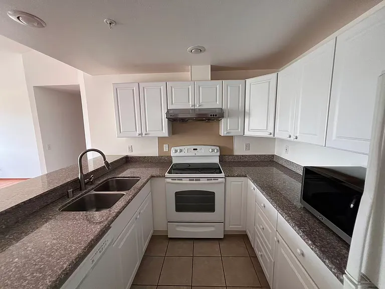 1160 Monroe Ave NE #D6 — Photo 8