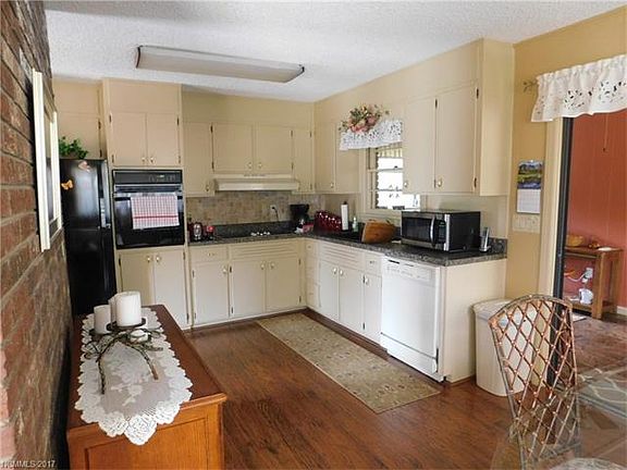 4th image of 99 Laurel Cir