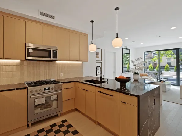 139 Christopher Columbus Drive image 6 of 33