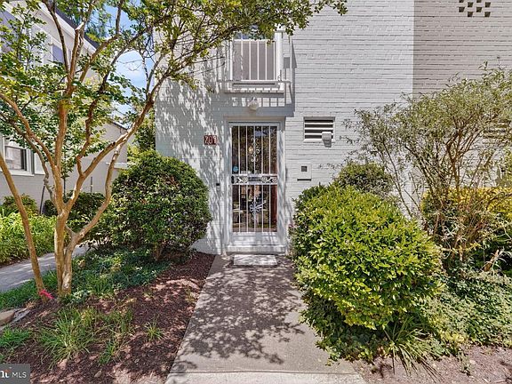 2nd image of 209 G St SW #143