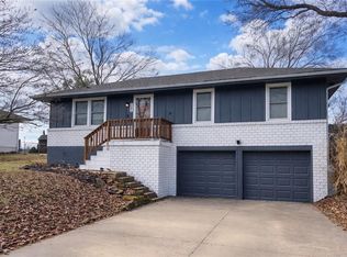 1606 SE Hillside Dr, Oak Grove, MO 64075