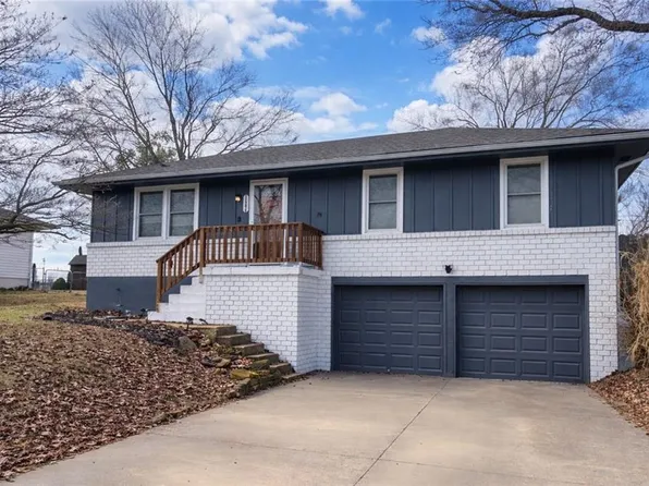 1606 SE Hillside Dr, Oak Grove, MO 64075