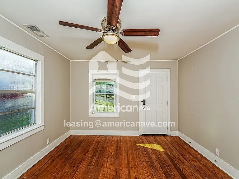 1003555_002_living_room_2.jpg