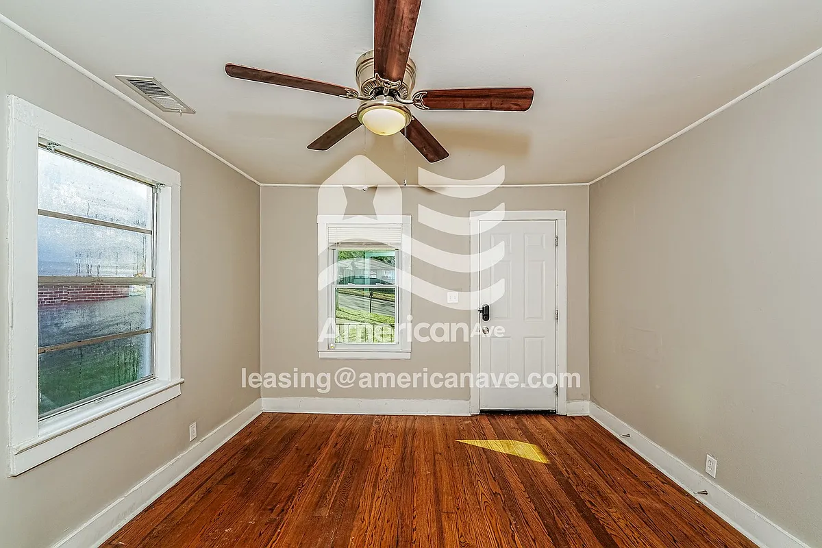 1003555_002_living_room_2.jpg - 707 19th St S