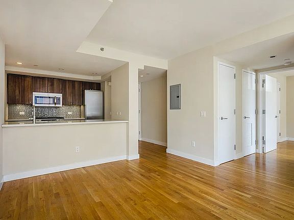 4th image of 303 10th Ave APT 13C