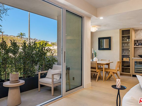 5th image of 818 N Doheny Dr APT 205