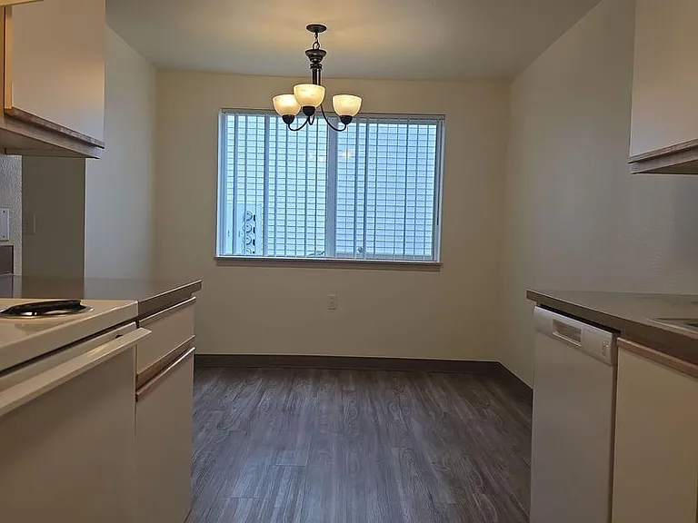 Winfou06-Columbia Village Apartments — Photo 5