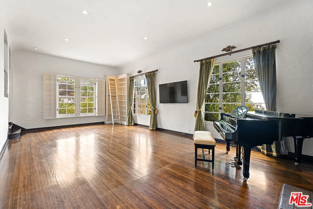 4 bed, 3.0 bath, 2929 sqft, $9,500 — Photo 4
