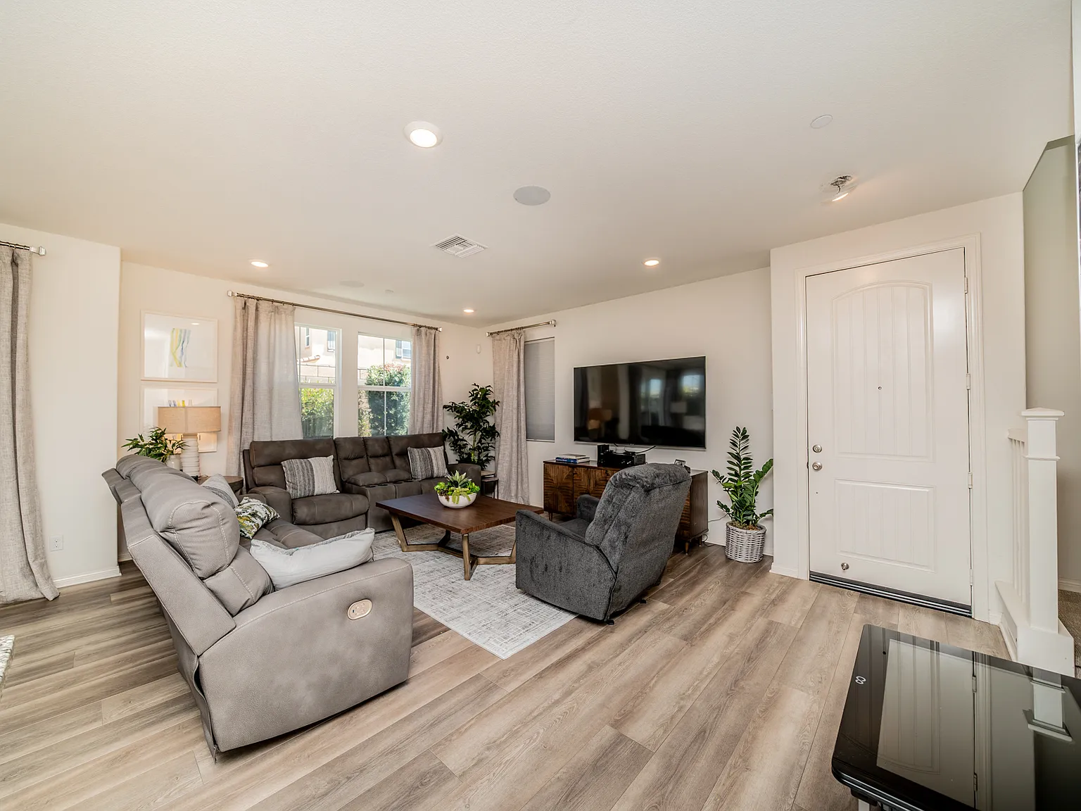 3 bed, 1719 sqft, $4,600 — Photo 2