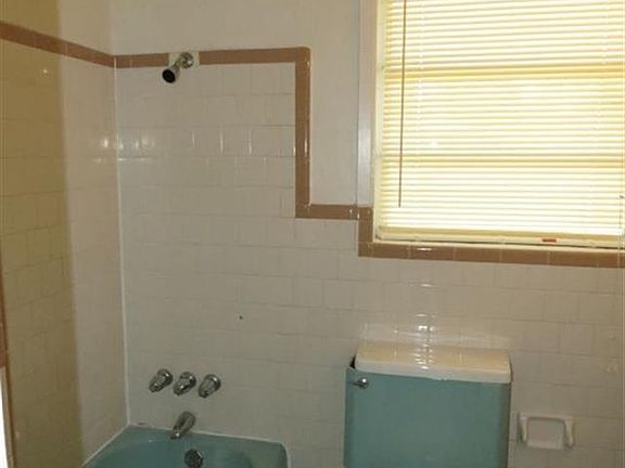 3rd image of 3223 Maplewood Dr