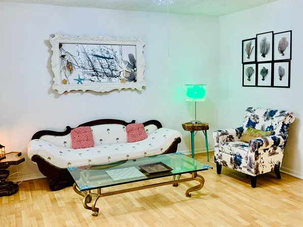 210 Wesley St, Savannah, GA 31406