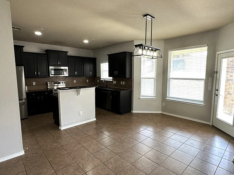 2303 Scott Dr — Photo 8