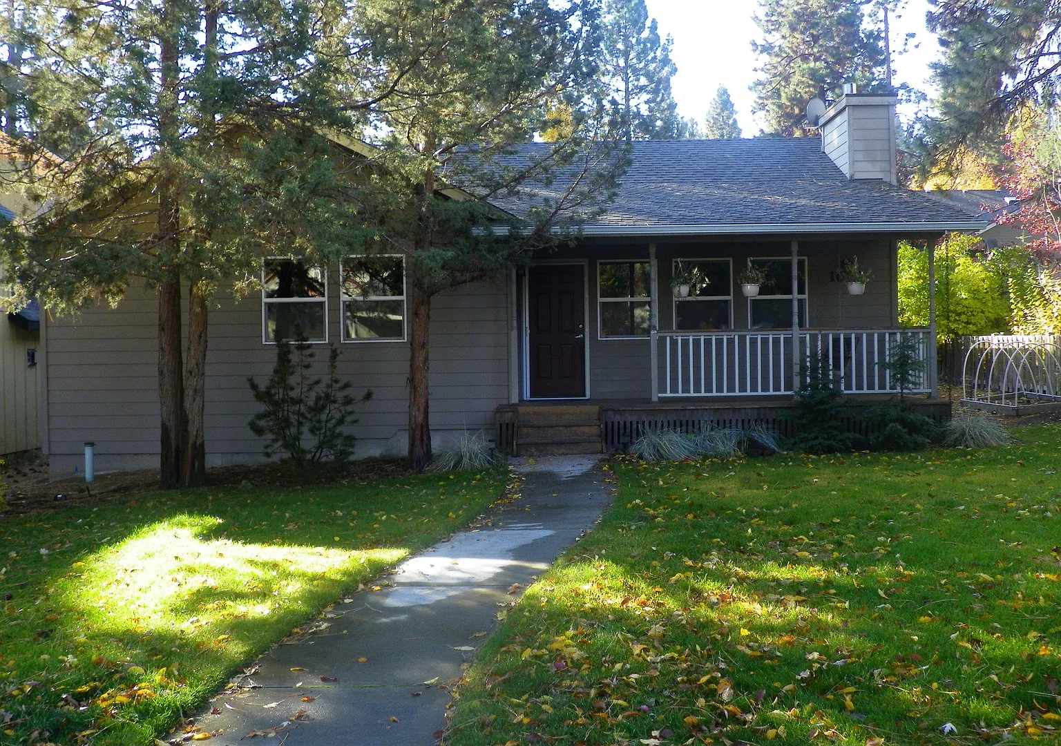 Bring Your Dog! Westside, 3 Bdrm, 2 Bath House, Double Garage & Xtra Storage — Photo 1