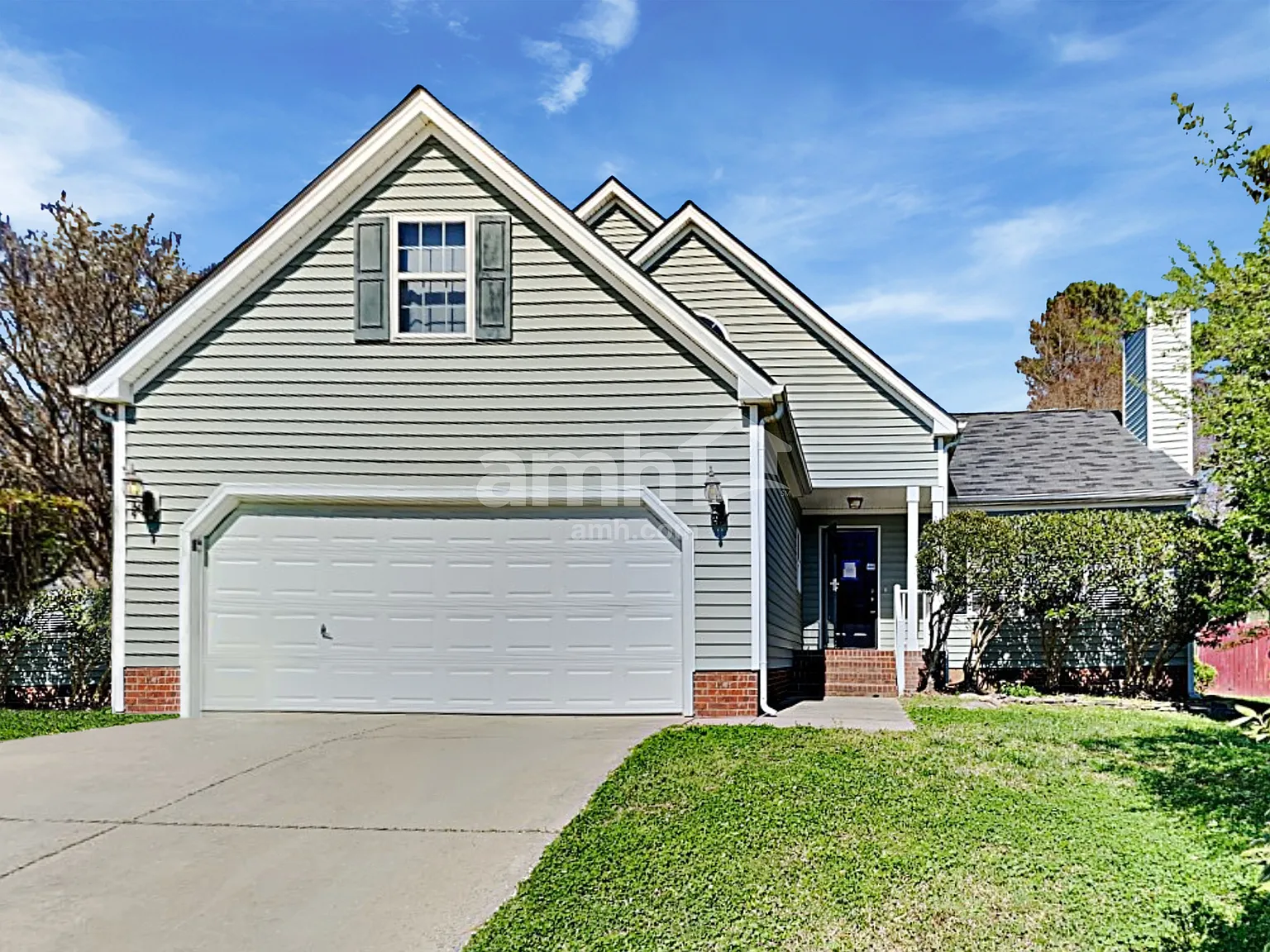 4 bed, 2.5 bath, 2224 sqft, $2,325 — Photo 1