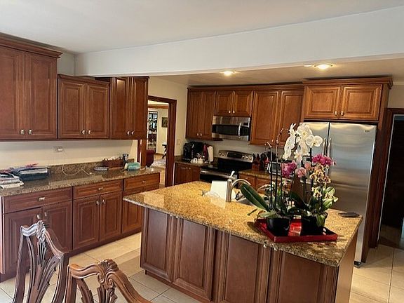 4th image of 1301 W 54th St