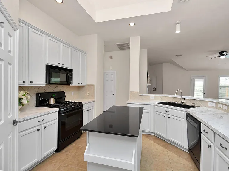 16510 Bluff Springs Dr — Photo 23