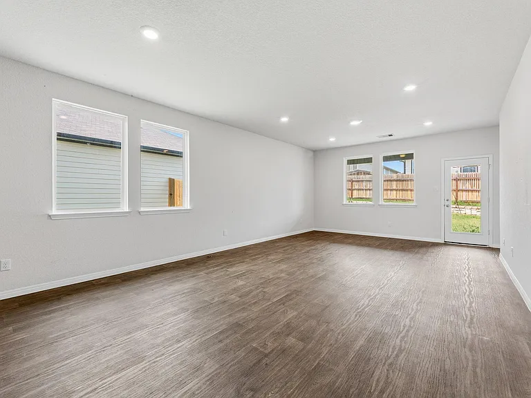 202 Eagle Mountain Trl — Photo 3