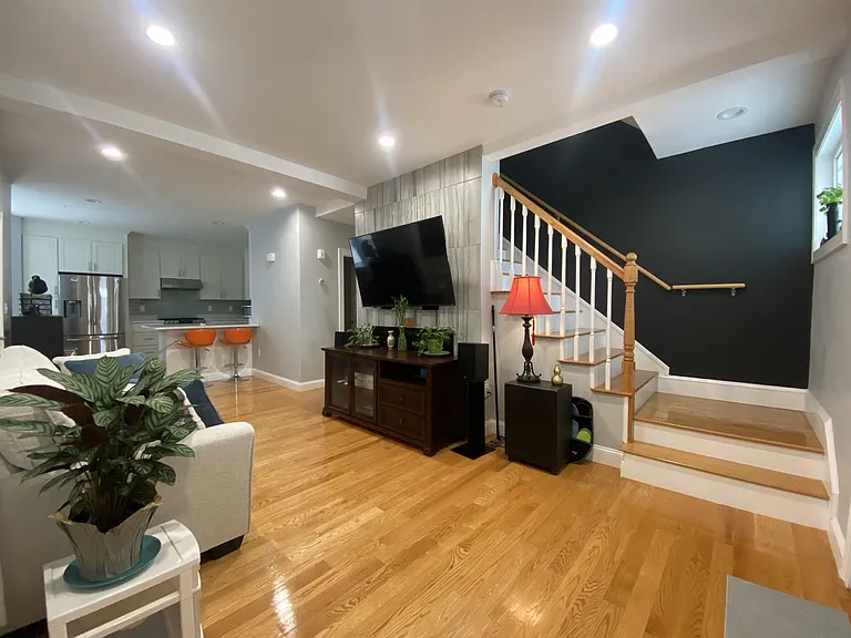 25-27 Albion St #2 — Photo 1