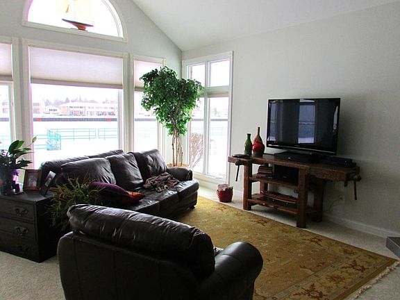 2nd image of 124 Harbor Dr