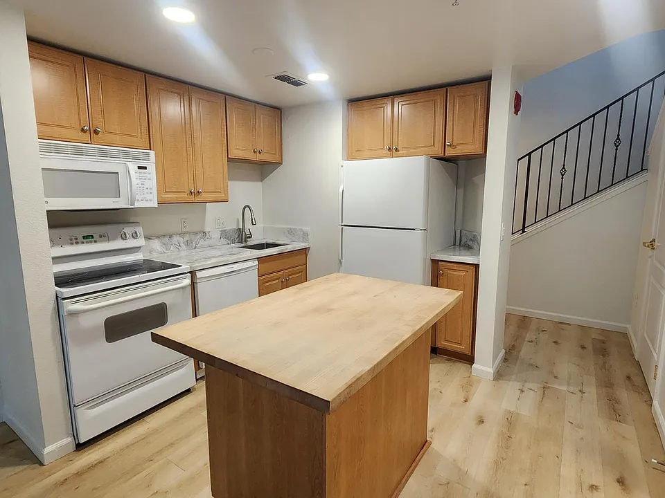 1033 S St #3