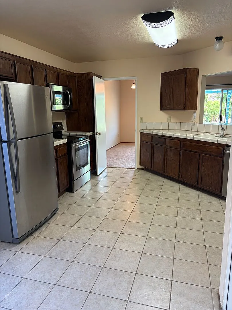 Move in Ready, single story 3 Bed / 2 Bath with Huge Backyard! — Photo 3