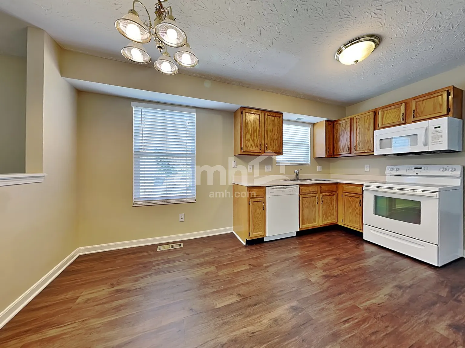 3 bed, 2.5 bath, 1592 sqft, $2,245 — Photo 3