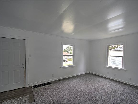 4th image of 1575 E Vanderhoof St