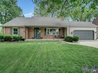 7611 Englewood Dr, Lincoln, NE 68510