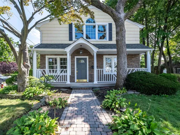 100A Linden Street, Roslyn Heights, NY 11577