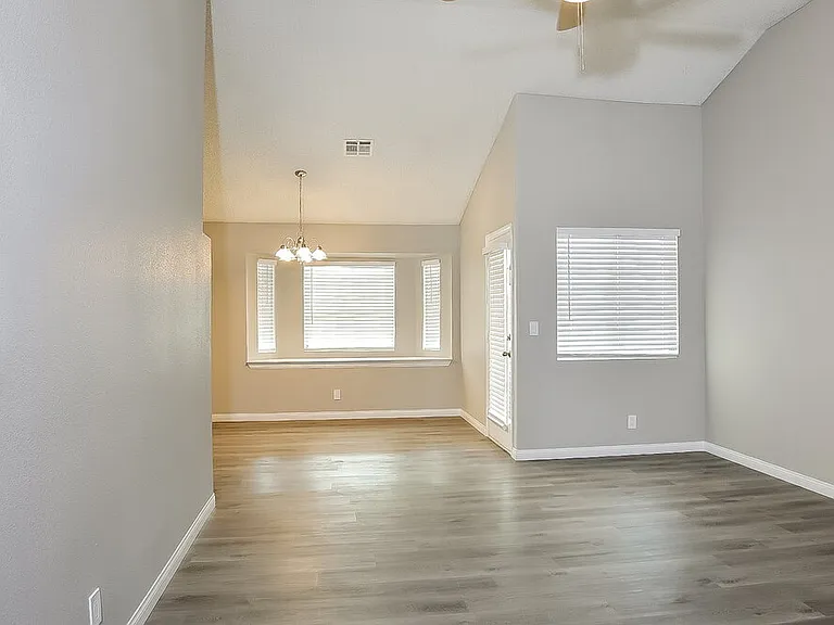3316 Sturbridge Cir — Photo 3