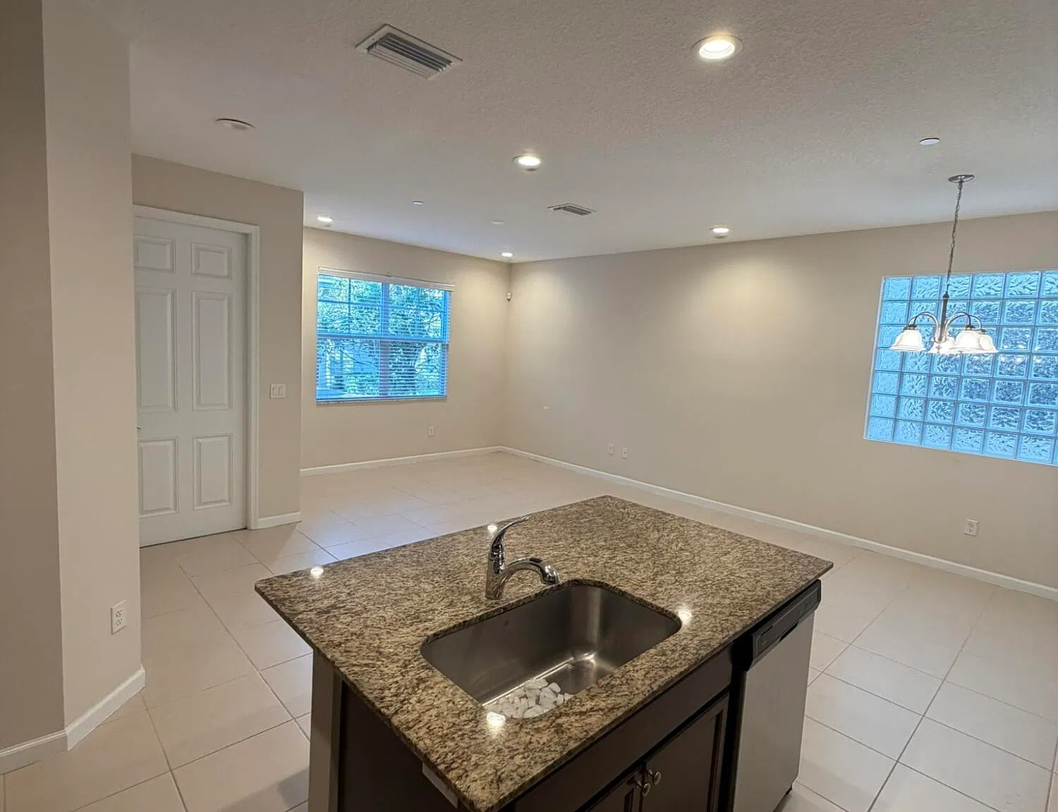 3 bed, 2.5 bath, 1596 sqft, $3,250 — Photo 3