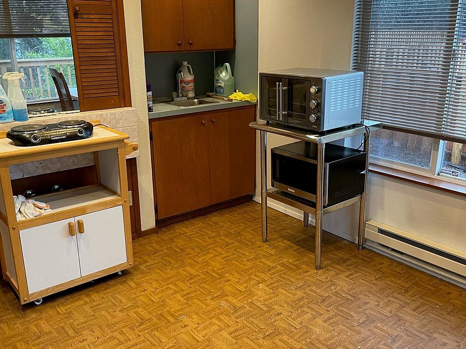 Bar area with sink