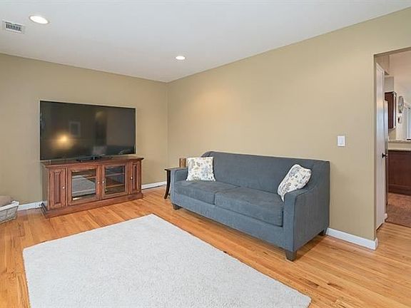 5th image of 704 Patricia Ave
