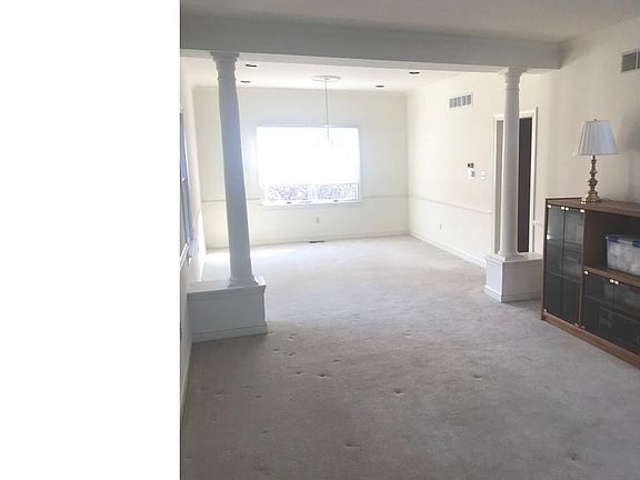 3rd image of 18 Glenfield Dr