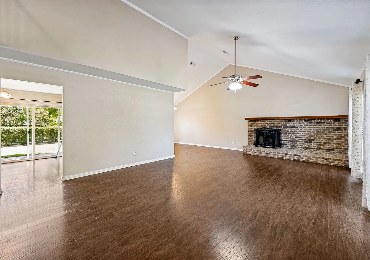 Beautiful 3BR Home Backing to McCormick Park | GCISD | Minutes to DFW Airport — Photo 3