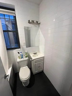 Rented by Delmark Realty LLC | media 8