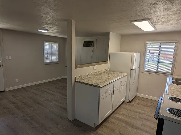 1002 S Junction Ave — Photo 4
